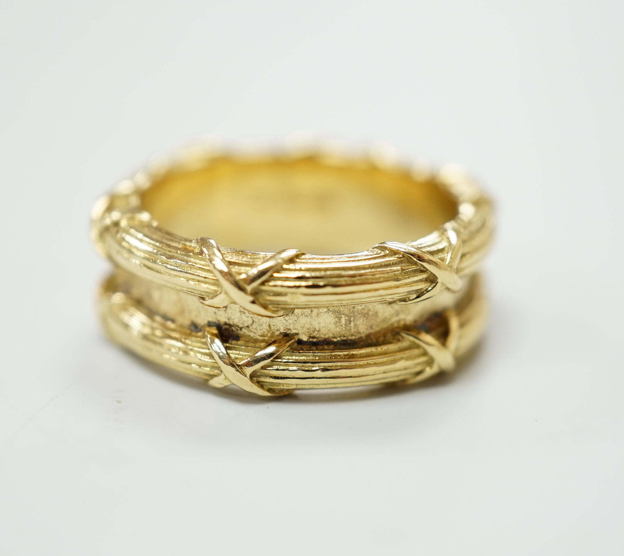 A Theo Fennell 18ct gold ring with two ribbon tied reeded bands, hallmarked for 2001, size M, 9.8 grams